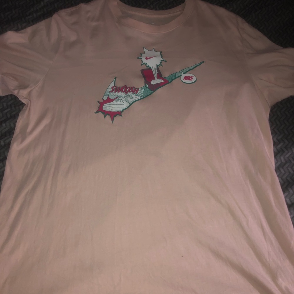 NIKE SWOOSH DRY FIT, GRAPHIC TEE. (XL)
